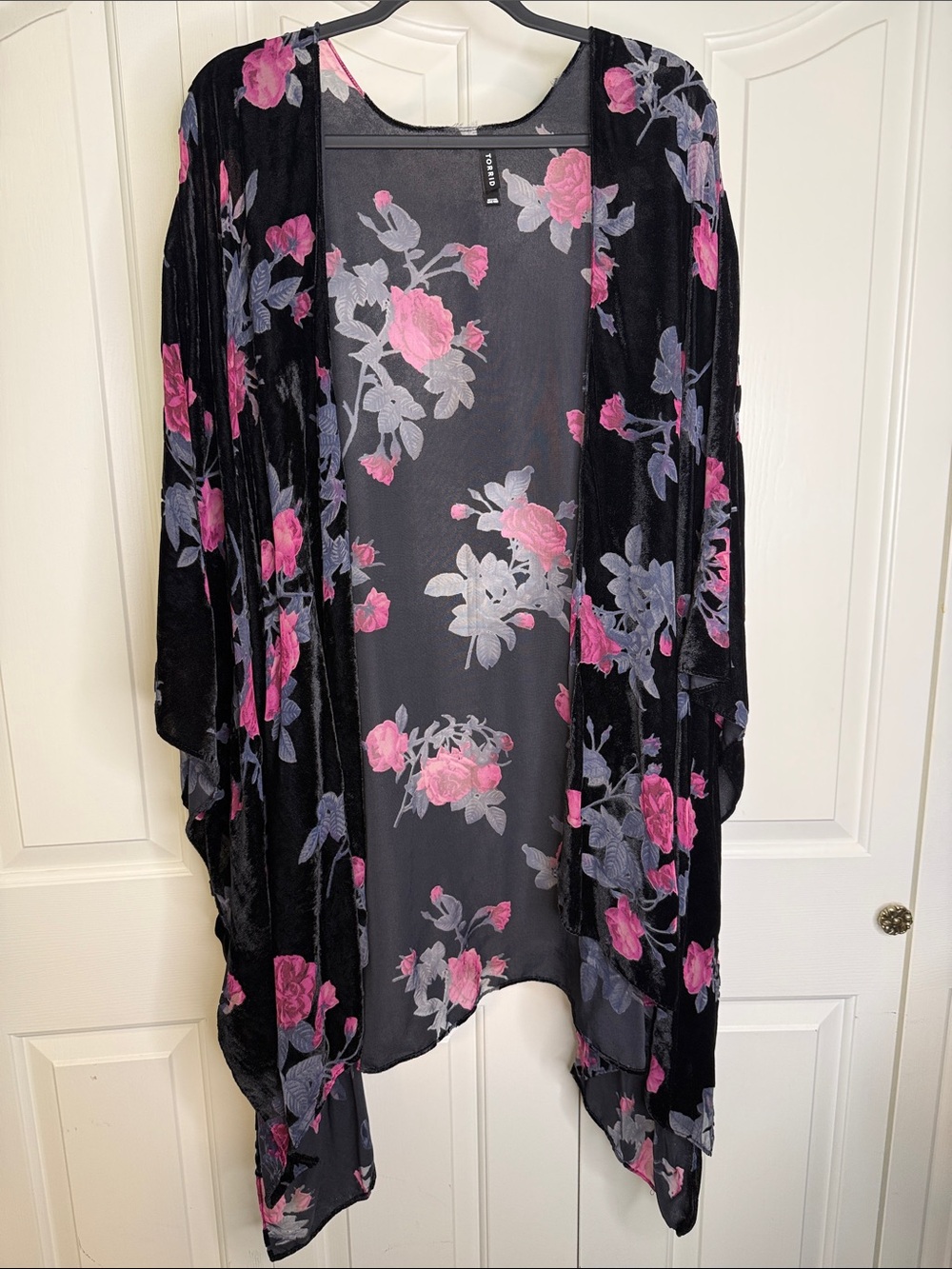 Torrid Floral Velvet Kimono Wrap - Black with Pink Floral *flaw at neck